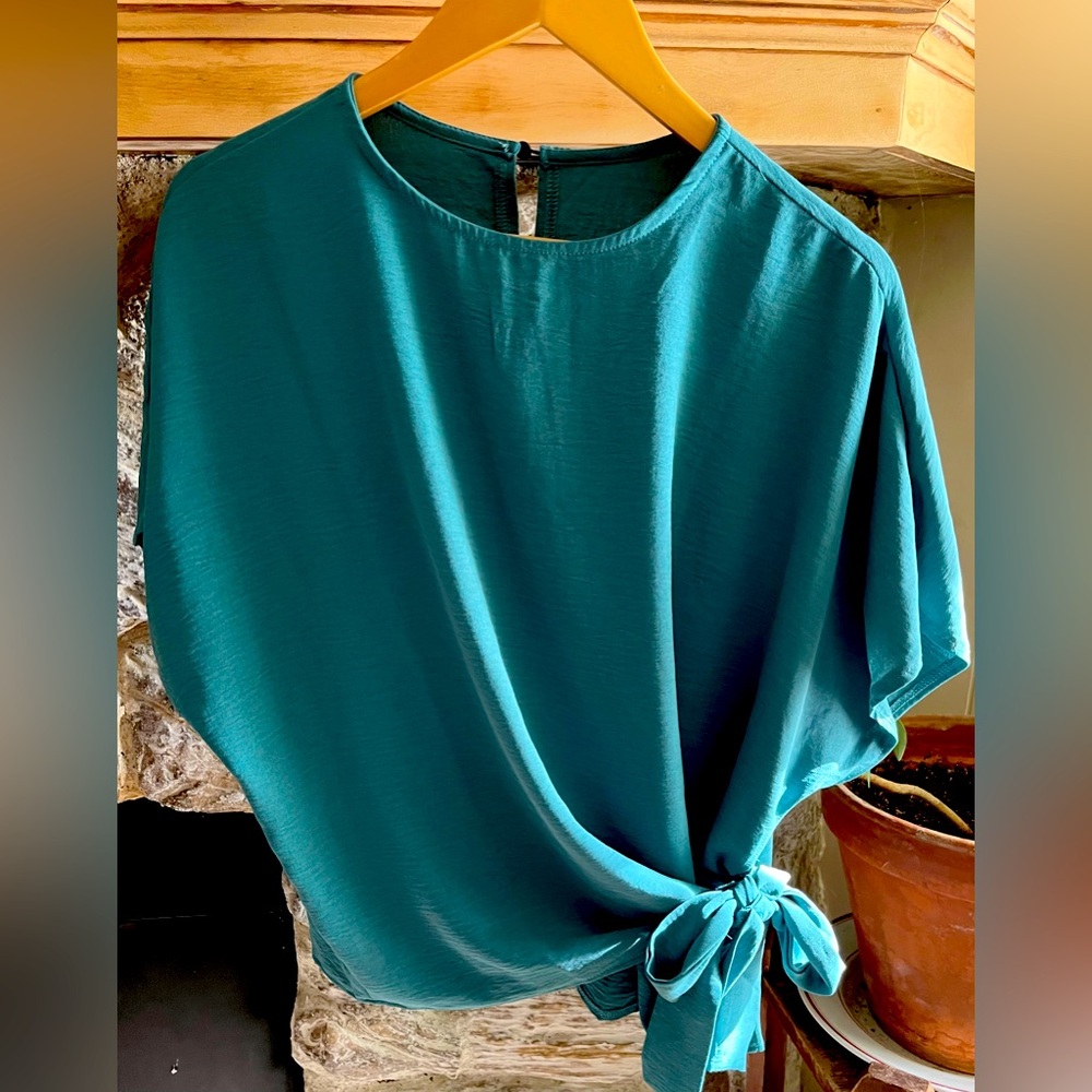 Boutique “air-flow”type fabric blouse size L